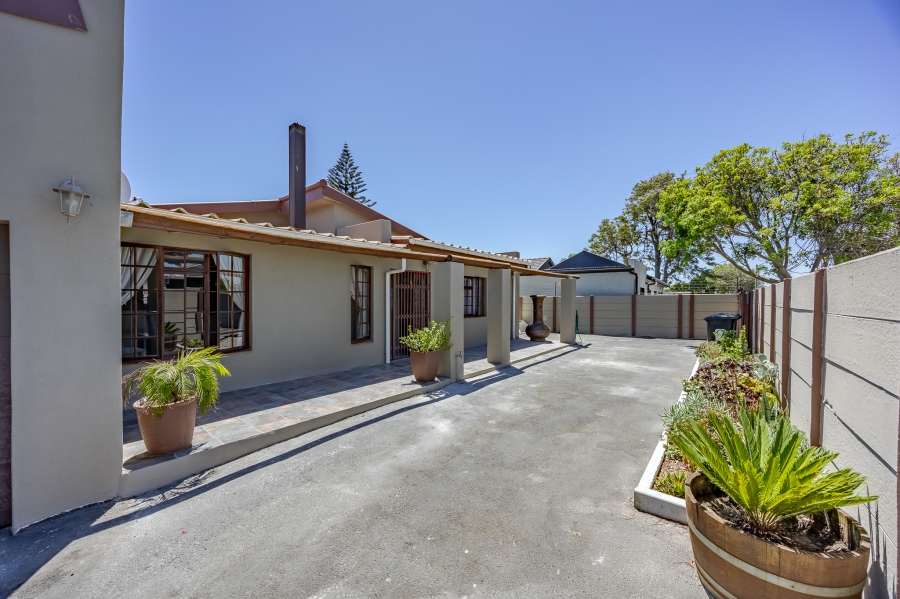 5 Bedroom Property for Sale in Bothasig Western Cape